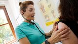 Ärztin hört Patientin ab