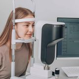 Ärztin untersucht die Augen einer Patientin