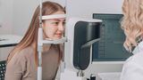 Ärztin untersucht die Augen einer Patientin