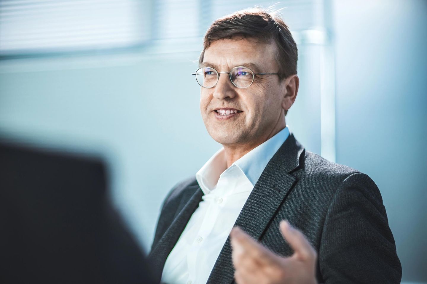 #7 Principal Consultant & Senior Solution Architect Senior Geschäftsmann