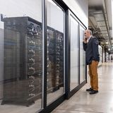 Experte inspiziert Serverraum