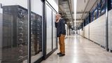 Experte inspiziert Serverraum