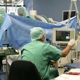 Anästhesist neben einem Patientenmonitor während einer Operation