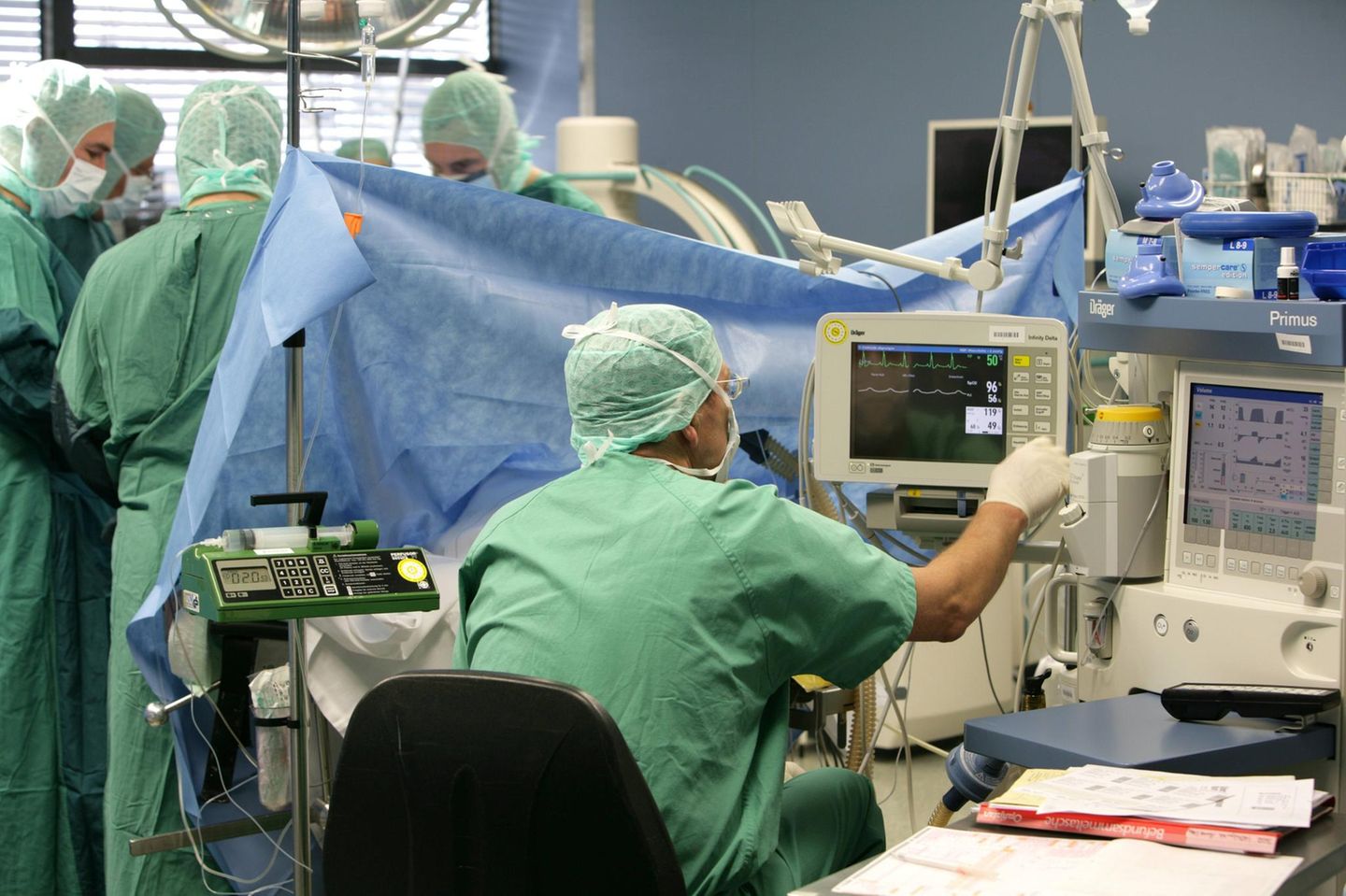 #5 Facharzt Anästhesie Anästhesist neben einem Patientenmonitor während einer Operation