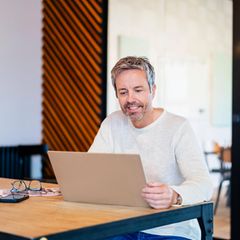 Mann arbeitet am Laptop für seinen Beruf