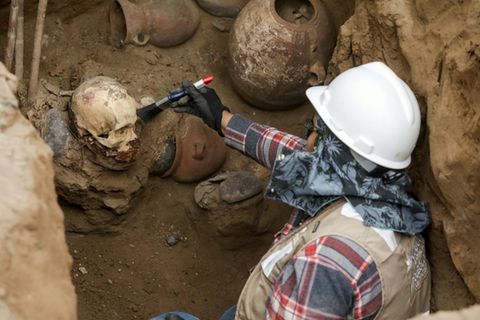 Archäologe im Einsatz in dem neu entdeckten Grab