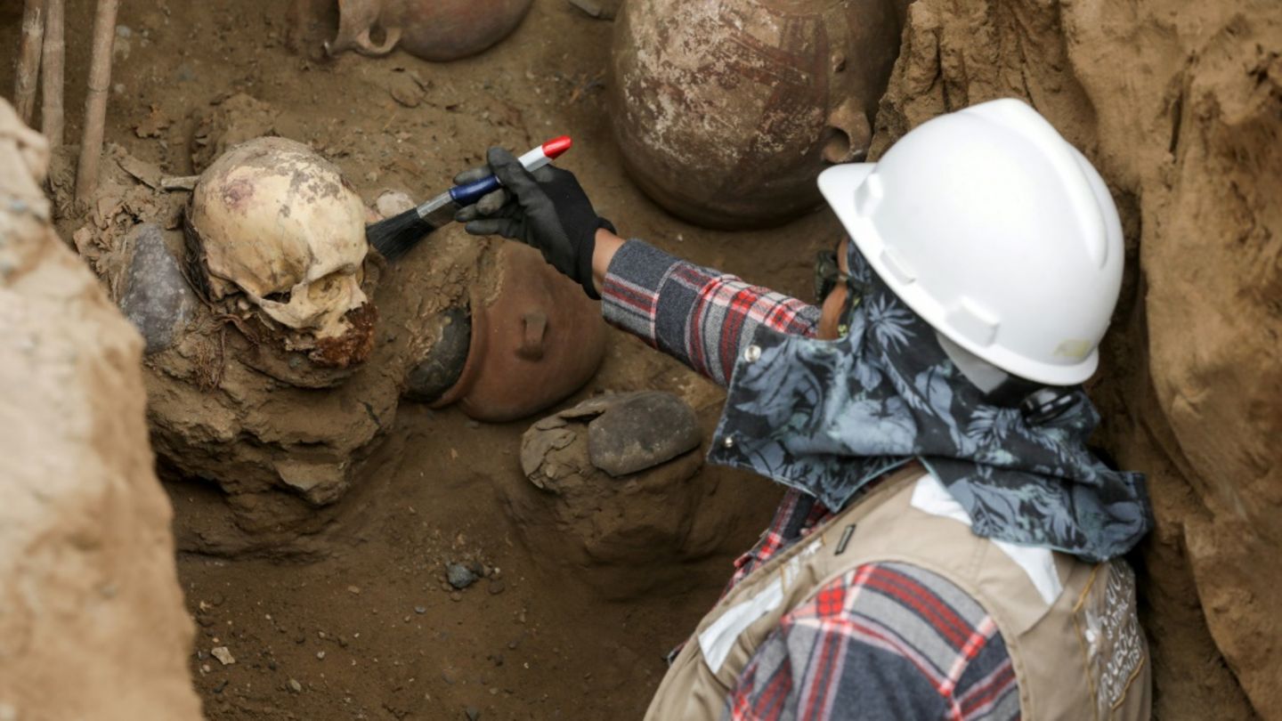 Archäologe im Einsatz in dem neu entdeckten Grab
