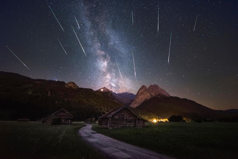 Sternschnuppen der Perseiden über einem Gebirge
