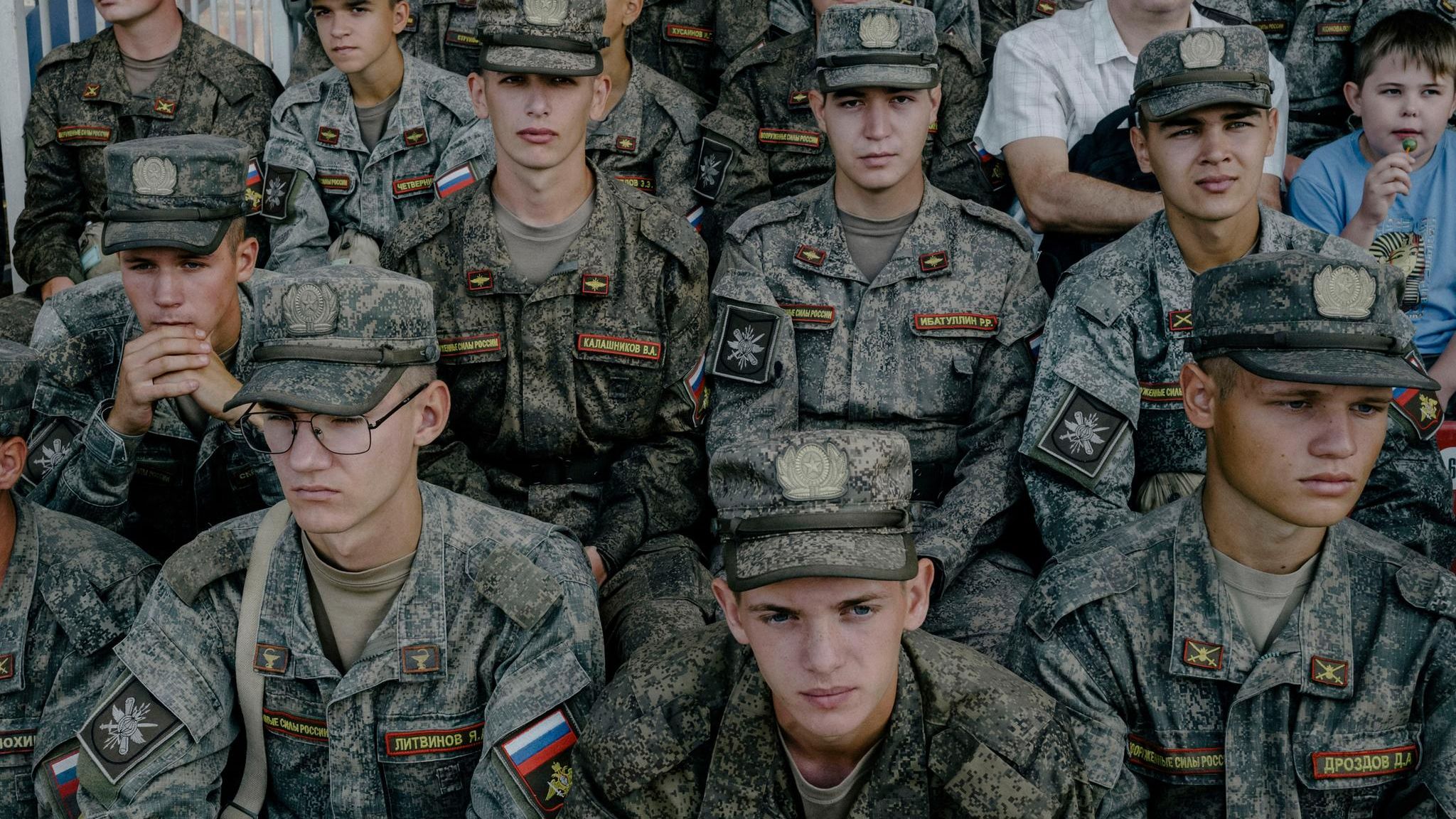 Rekruten und Schaulustige bei einer Panzervorführung in der Nähe von Moskau