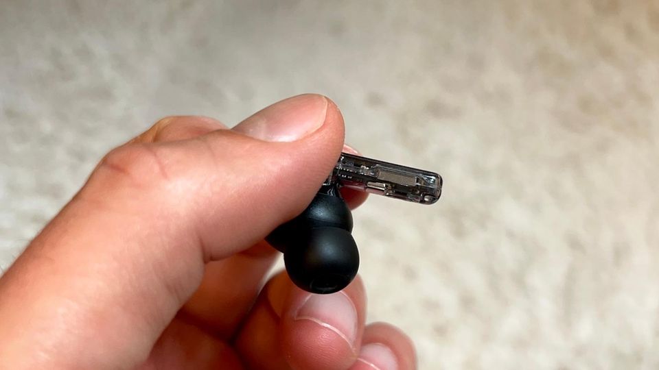 Der Schalter für die Touch-Gesten bei den Nothing Ear (a)
