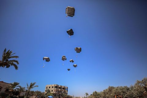 Humanitäre Hilfsgüter werden aus der Luft über dem Gazastreifen abgeworfen