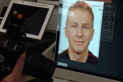 Ein Bildschirm zeigt die Fotoaufnahme eines Gesichts eines Mannes, das durch Linien strukturiert wird.