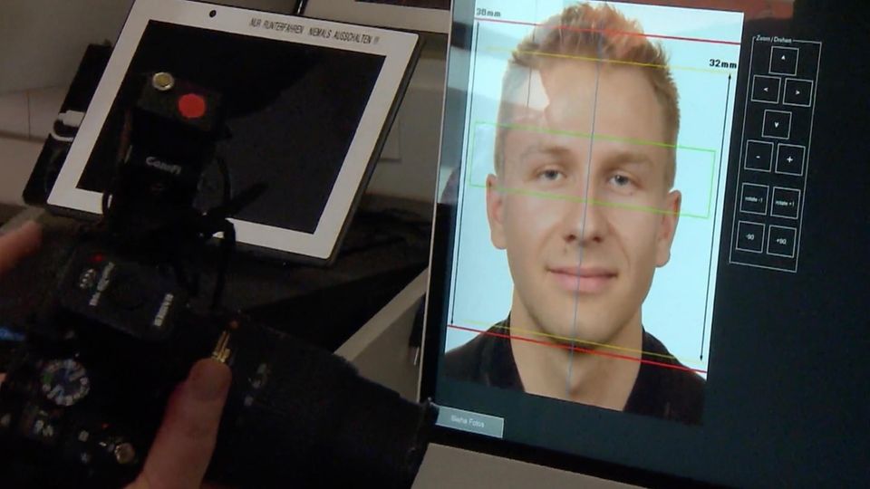 Änderungen August Ein Bildschirm zeigt die Fotoaufnahme eines Gesichts eines Mannes, das durch Linien strukturiert wird.