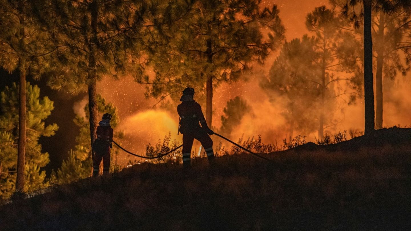 Löscharbeiten in der spanischen Extremadura am Donnerstag