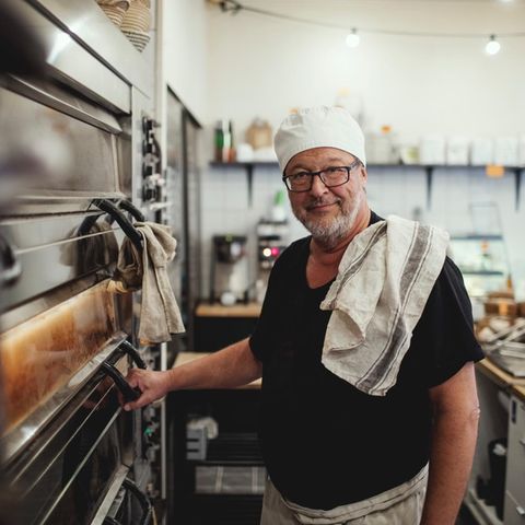 Man stands on the oven and works longer to retire with 70