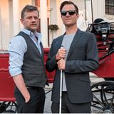 Filmszene mit zwei Kommissaren, einer mit Blindenstock