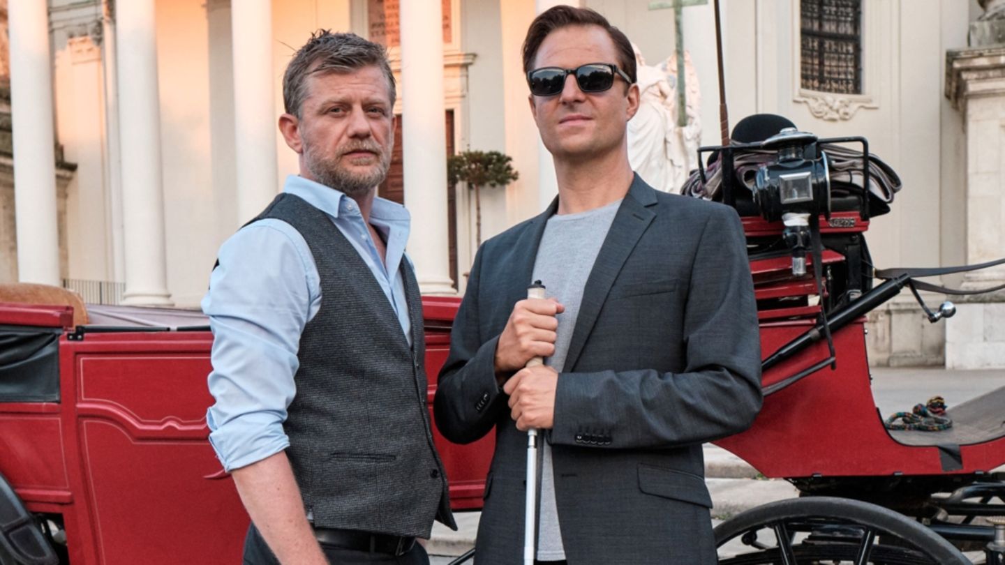 Filmszene mit zwei Kommissaren, einer mit Blindenstock