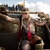 eine extravagant gekleidete Festivalbesucherin