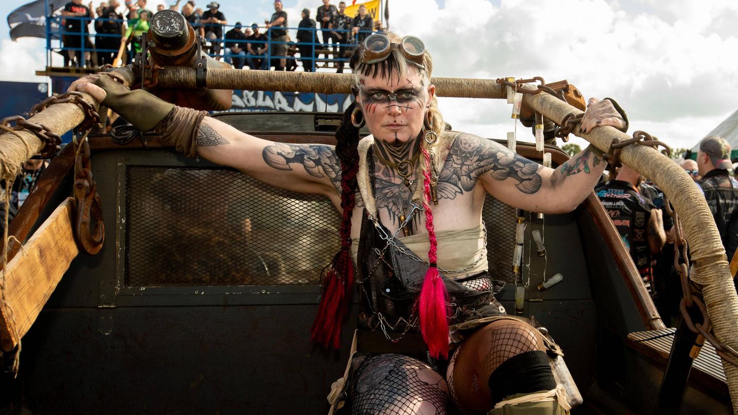 eine extravagant gekleidete Festivalbesucherin