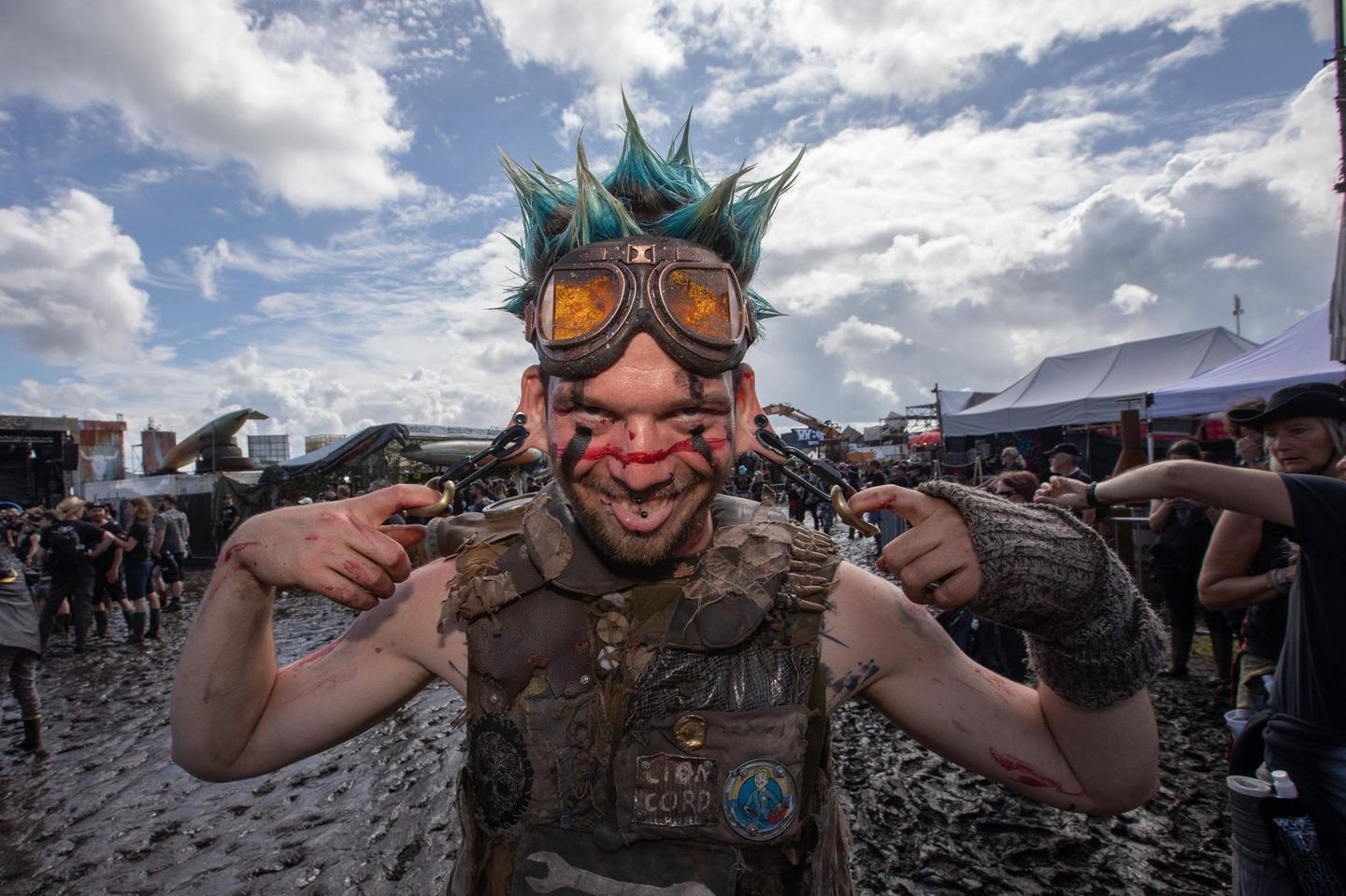 Ein extravagant gekleideter Festivalbesucher