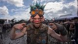 Ein extravagant gekleideter Festivalbesucher
