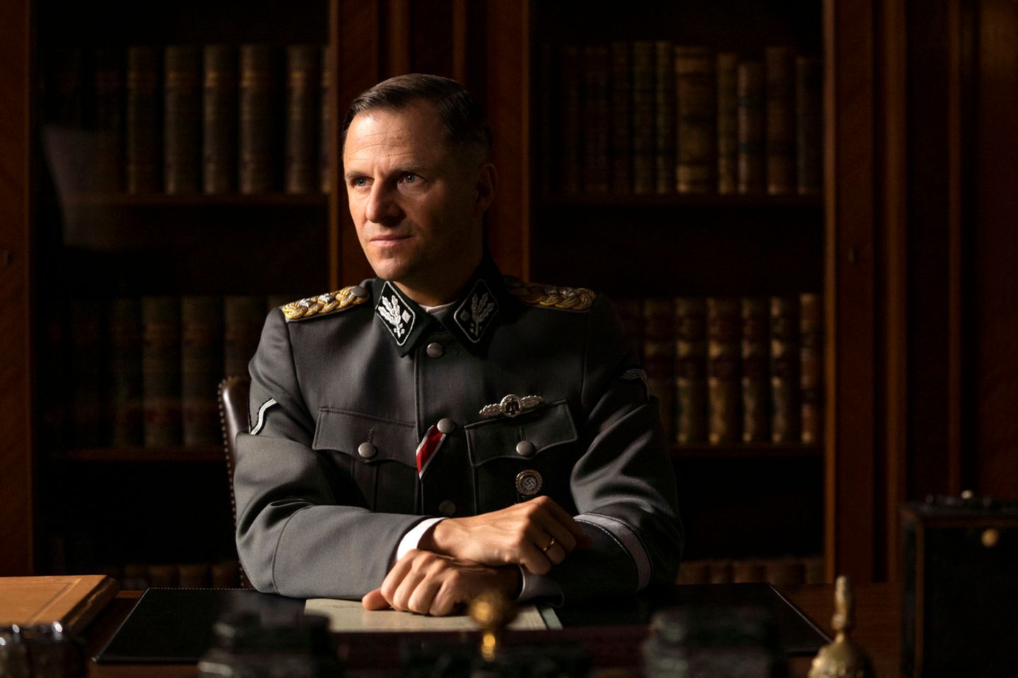 Hochmair in Naziuniform in einer Filmszene
