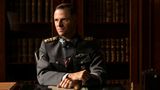 Hochmair in Naziuniform in einer Filmszene