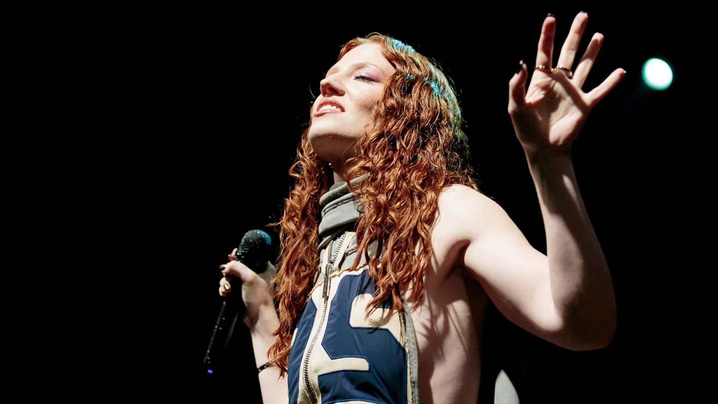 Jess Glynne is outraged by video of the Trump government