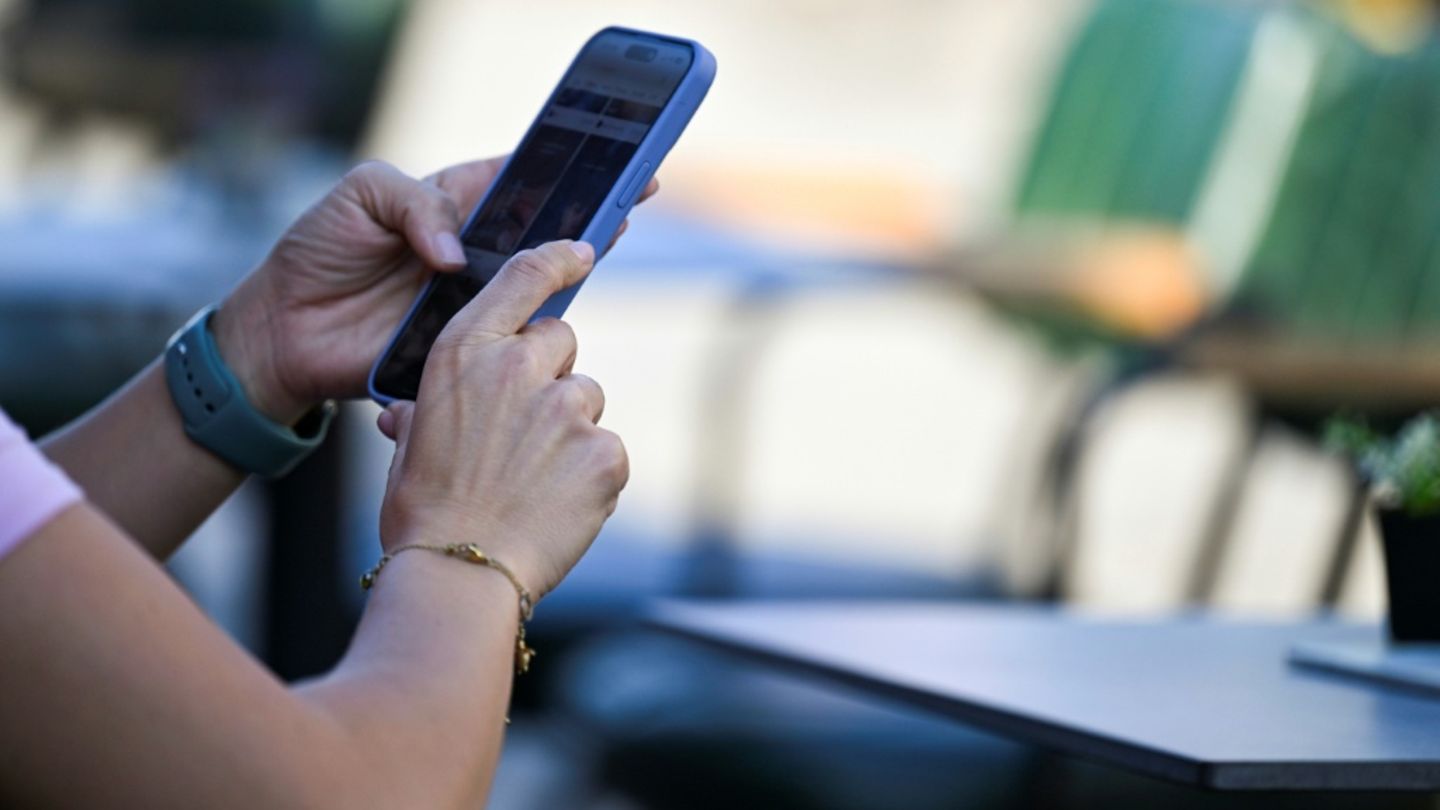 Frau mit Handy
