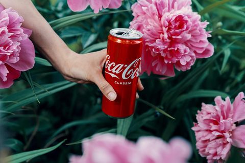Sehen Sie im Video: Gartenarbeit – Cola kann ein wahres Wundermittel sein.