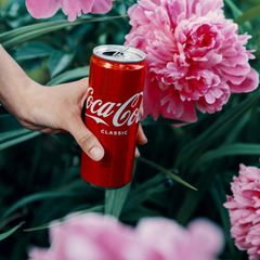 Sehen Sie im Video: Gartenarbeit – Cola kann ein wahres Wundermittel sein.