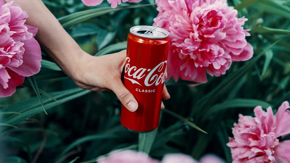 Sehen Sie im Video: Gartenarbeit – Cola kann ein wahres Wundermittel sein.