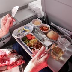 Mehr Schein als Sein: Flugbegleiterinnen und Flugbegleiter raten von Flugzeugessen ab. 