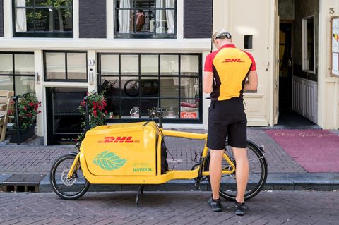 Die Postzustellung erfolgt bis auf Weiteres durch Menschen, meint DHL-Personalvorstand Thomas Ogilvie.