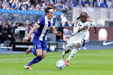 Herthas Fabian Reese (l.) im Laufduell mit Schalkes Christopher Antwi-Adjei