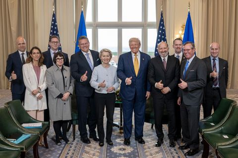 US-Präsident Trump und EU-Kommissionschefin von der Leyen posieren für ein Gruppenbild