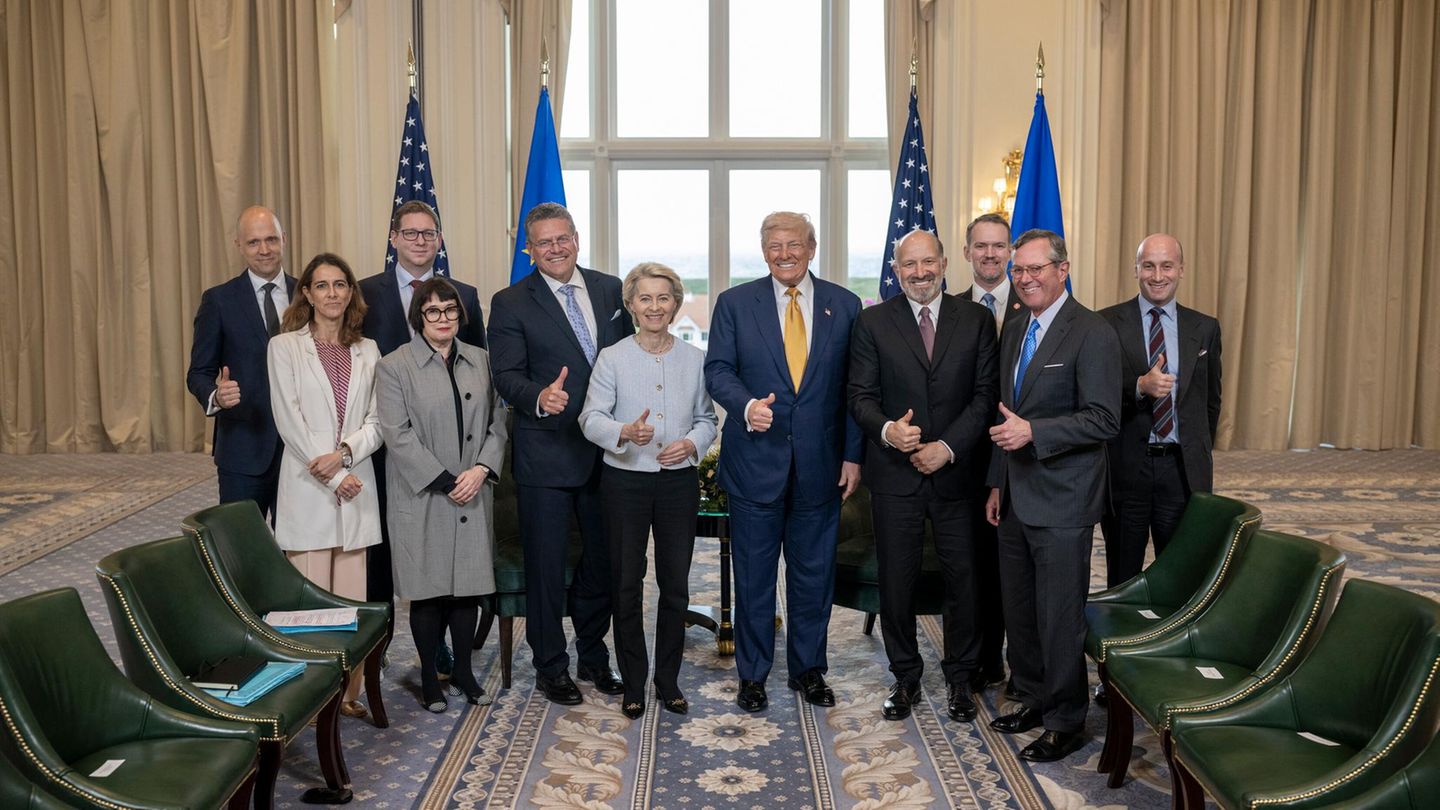 US-Präsident Trump und EU-Kommissionschefin von der Leyen posieren für ein Gruppenbild