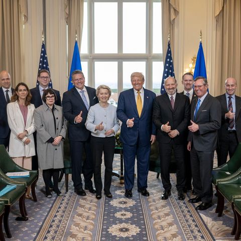 US-Präsident Trump und EU-Kommissionschefin von der Leyen posieren für ein Gruppenbild