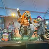 Und los geht's mit dem Programm: Nein, das hier sind (noch) nicht Guns N' Roses. Wir sind bei der Pressekonferenz von Heavy Saurus