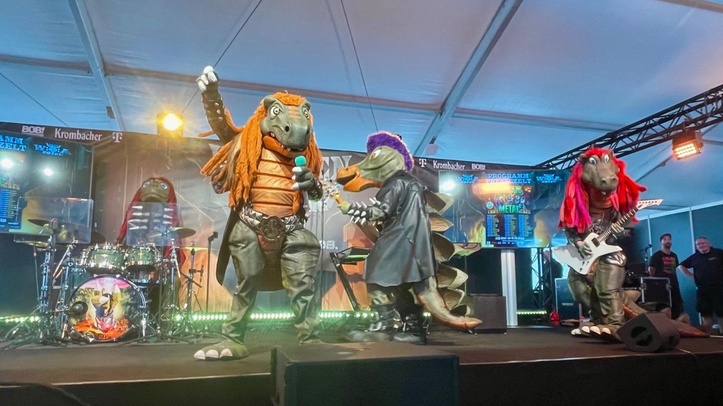 Und los geht's mit dem Programm: Nein, das hier sind (noch) nicht Guns N' Roses. Wir sind bei der Pressekonferenz von Heavy Saurus