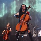 Der wahrscheinlich passendsten Gig des Wacken-Festivals 2025: Apocalyptica auf der Bühne. Aufgrund des Regens fühlte es sich für manche auch überall drumherum nach Weltuntergang an