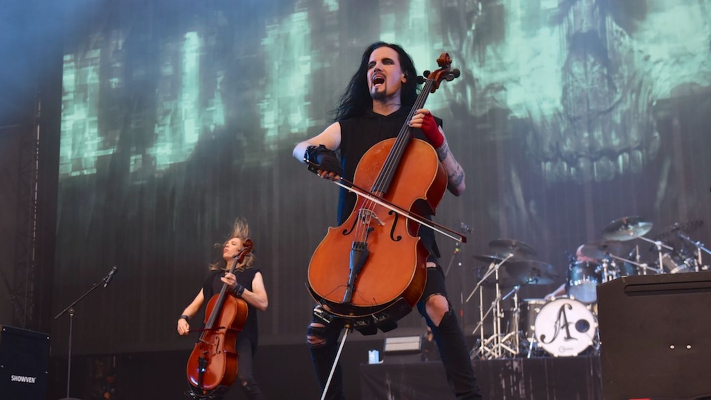 Der wahrscheinlich passendsten Gig des Wacken-Festivals 2025: Apocalyptica auf der Bühne. Aufgrund des Regens fühlte es sich für manche auch überall drumherum nach Weltuntergang an