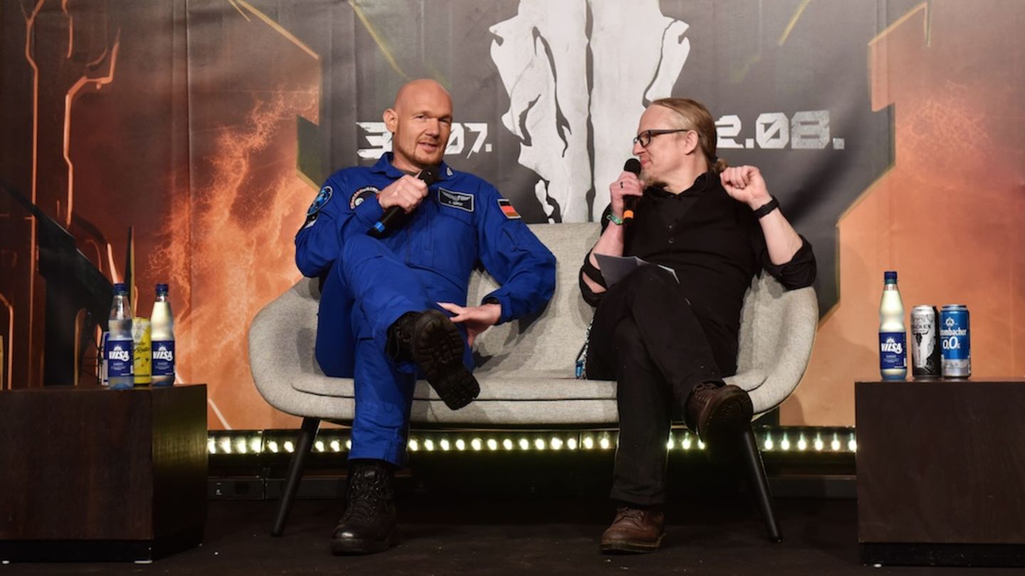 Auch ein Metal-Fan: Auf einer Pressekonferenz erklärt Astronaut Alexander Gerst (l.) unter anderem, dass man das Festivalgelände sogar vom All aus mit bloßem Auge erkennen könne