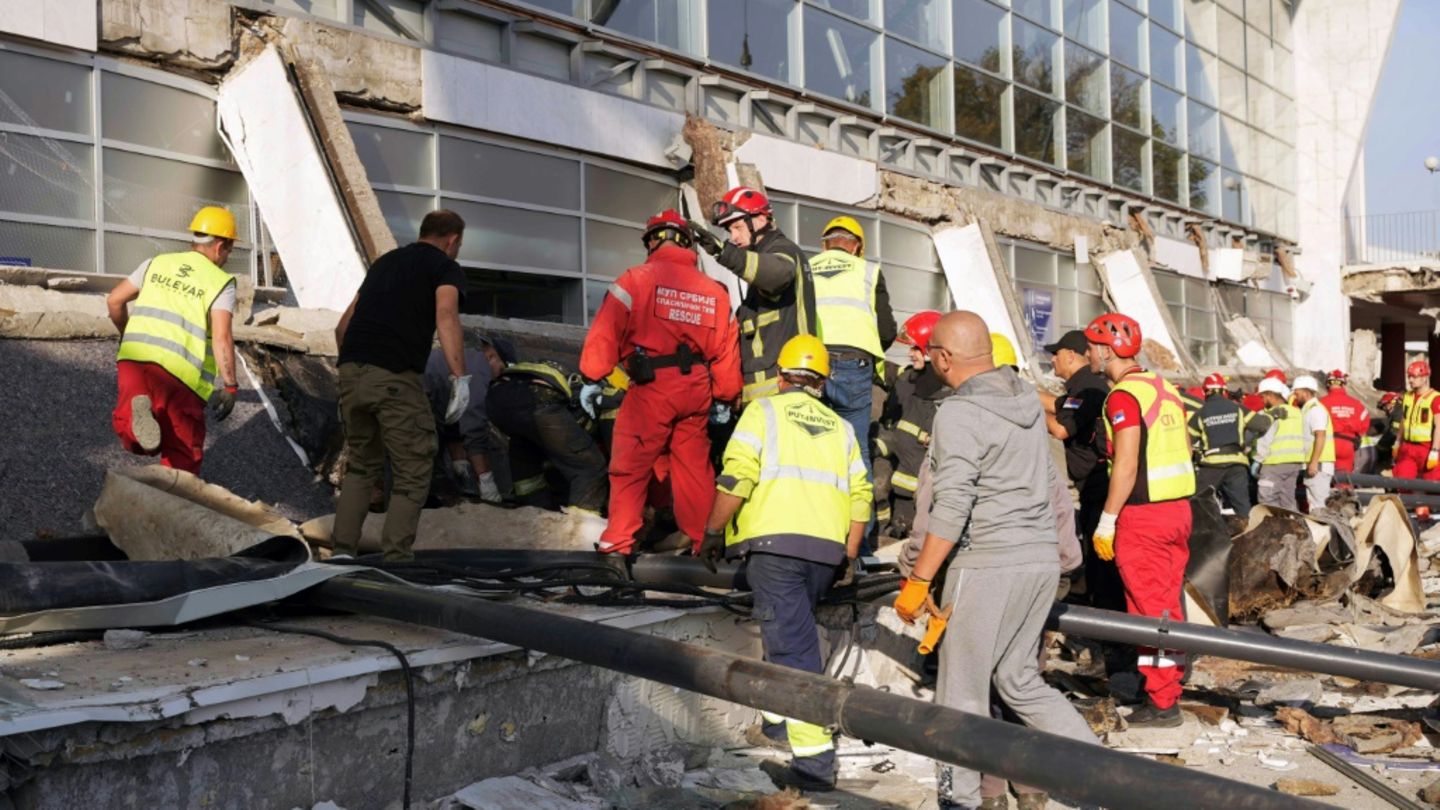 Rettungskräfte am Unglücksort in Novi Sad im November