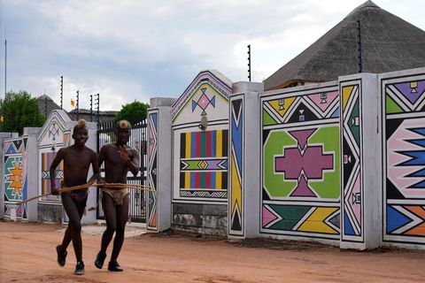 Junge Männer vom Volk der Ndebele nahe Pretoria in Südafrika. Immer wieder kommt es bei Beschneidungsbräuchen zu medizinischen Notfällen