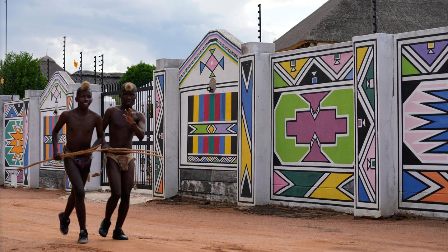 Junge Männer vom Volk der Ndebele nahe Pretoria in Südafrika. Immer wieder kommt es bei Beschneidungsbräuchen zu medizinischen Notfällen