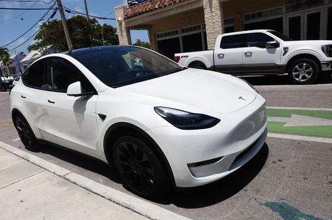 Ein Tesla in den Straßen Floridas