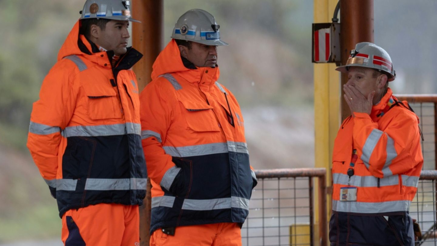 Bergarbeiter vor dem Eingang der Mine El Teniente