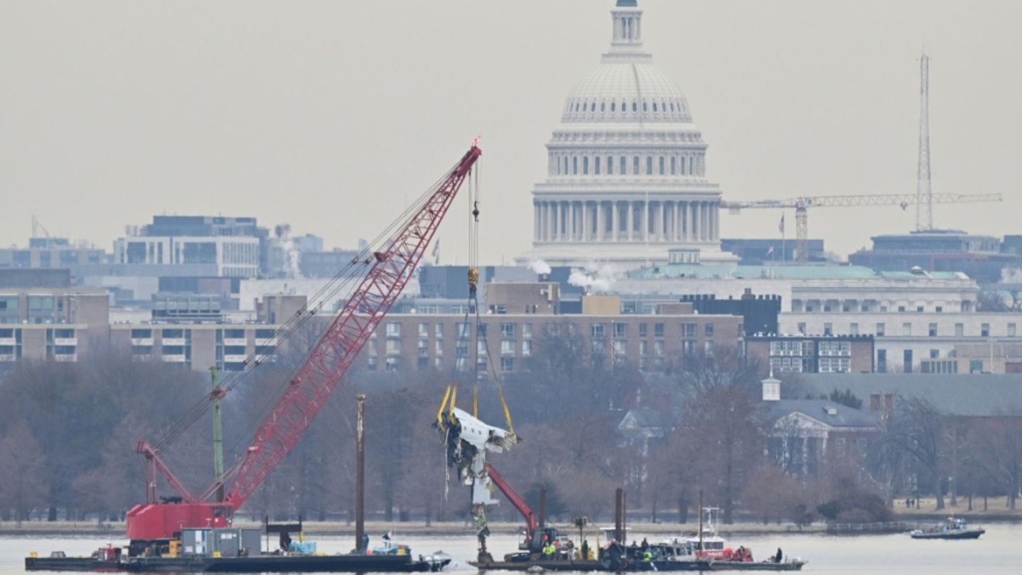 Bergungsarbeiten nach dem Flugzeugunglück im Potomac