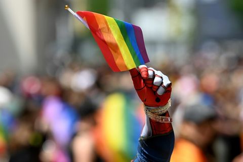 Mann mit Regenbogenflagge